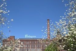 Finlaysonin kyltti ja kattokävely näkyvät kukkien seasta